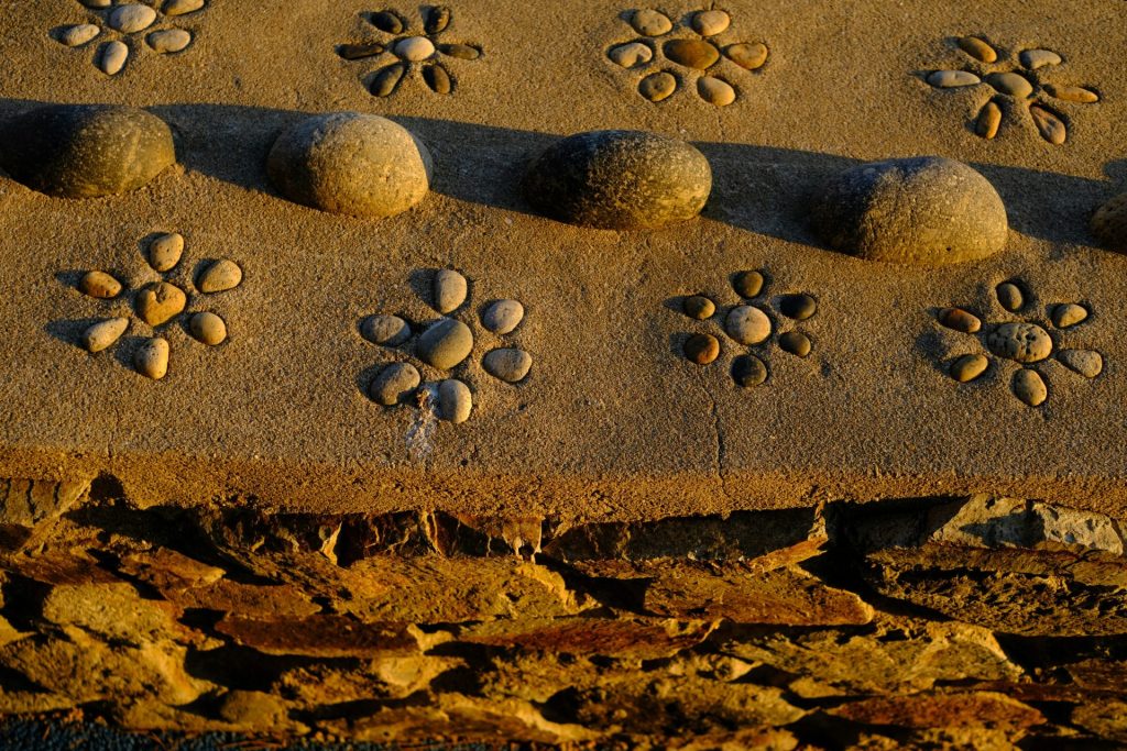 a bunch of rocks that are on the ground